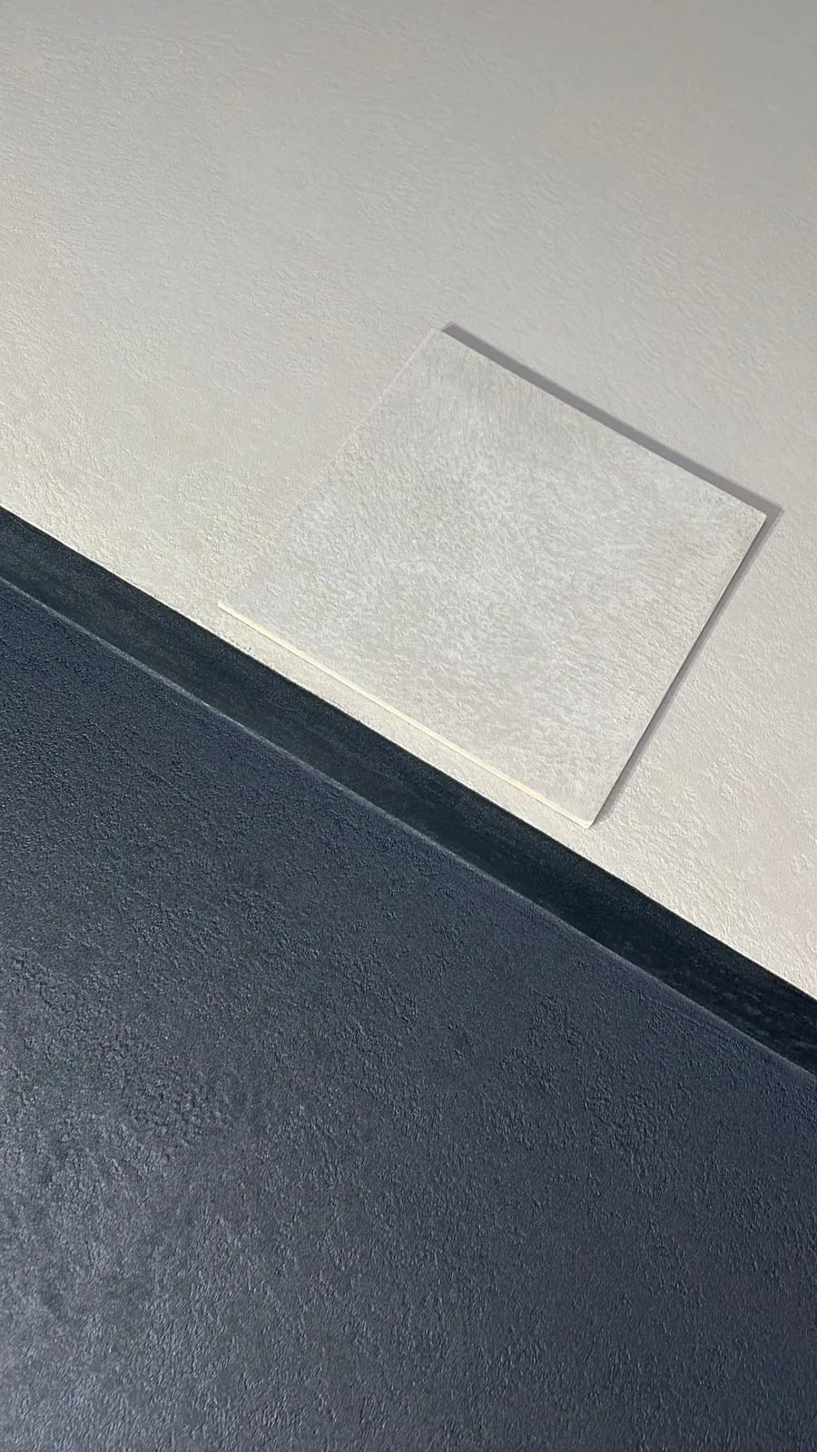 Detail: Kante der Mikrozement-Oberfläche