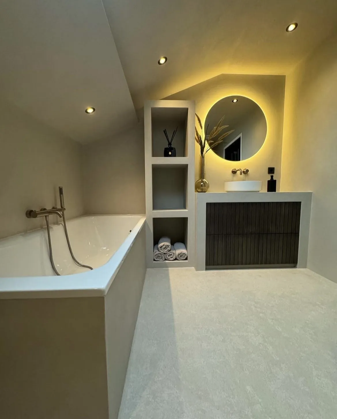 Badezimmer mit Badewanne und Waschtisch in fugenloser Optik