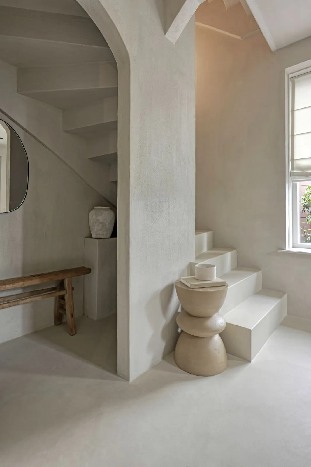 Treppe und Wände aus Mikrozement unter einem Bogen