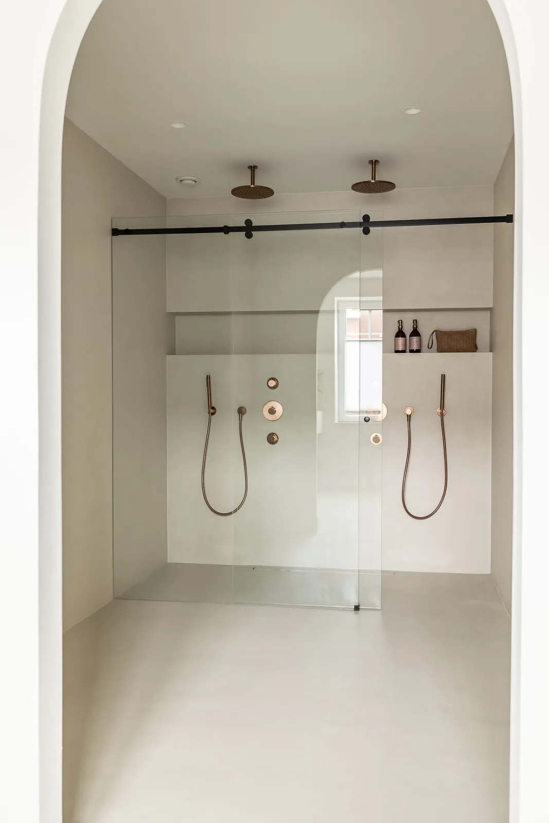 Dusche in einer Bogennische mit fugenloser Oberfläche