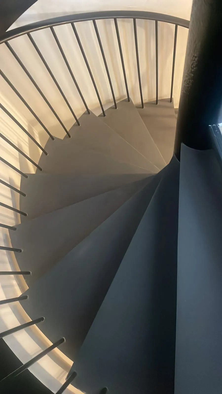 Wendeltreppe von oben mit fugenloser Oberfläche