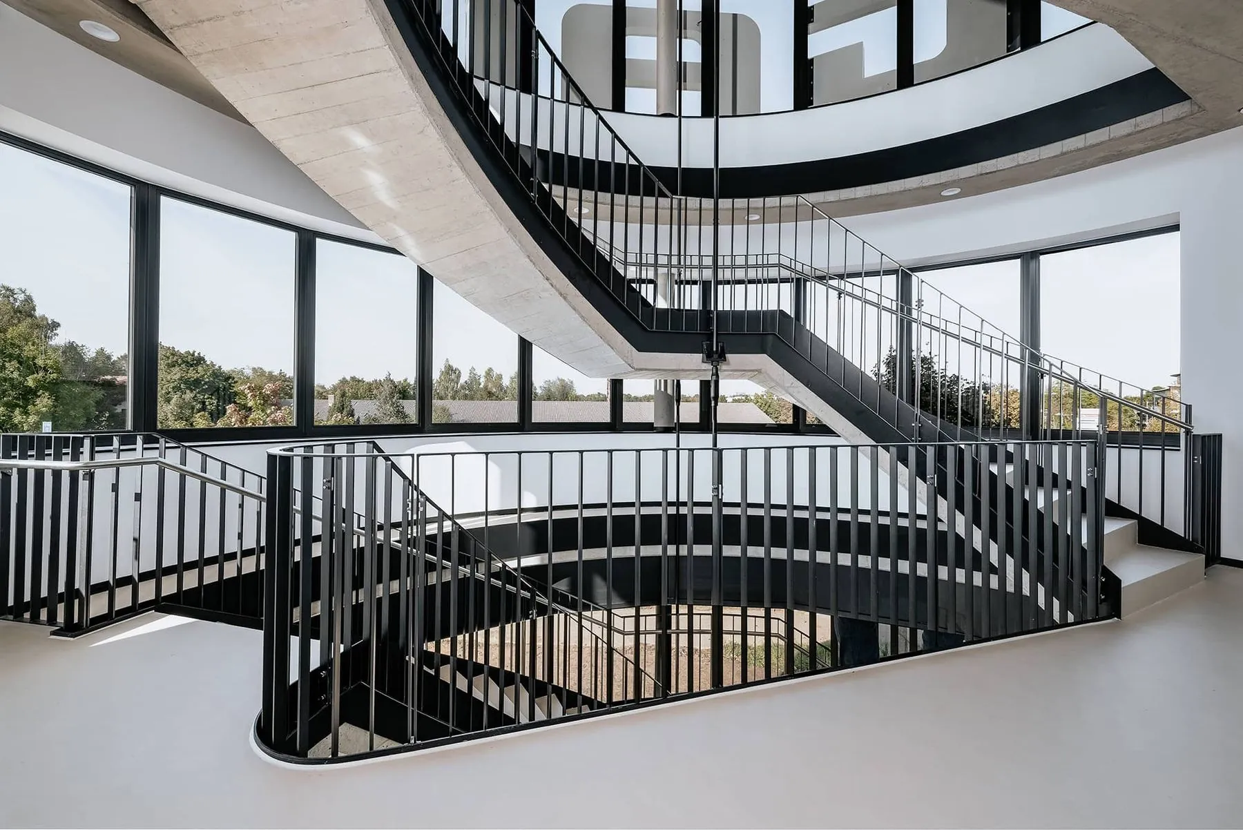 Runde Treppe mit fugenloser Mikrozement-Oberfläche