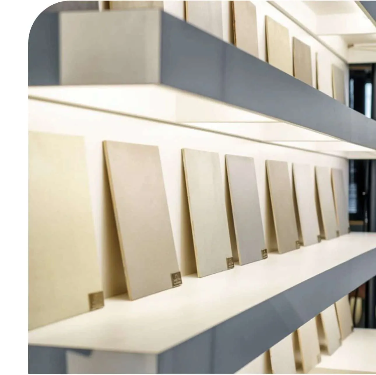 Musterplatten aus Mikrozement im Showroom in Regalen