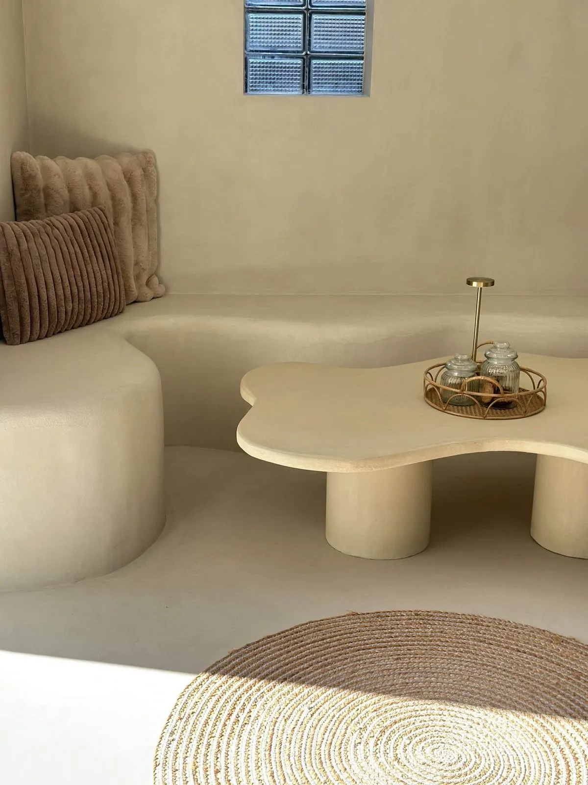 Couchtisch aus Mikrozement mit geschwungener Form im Showroom